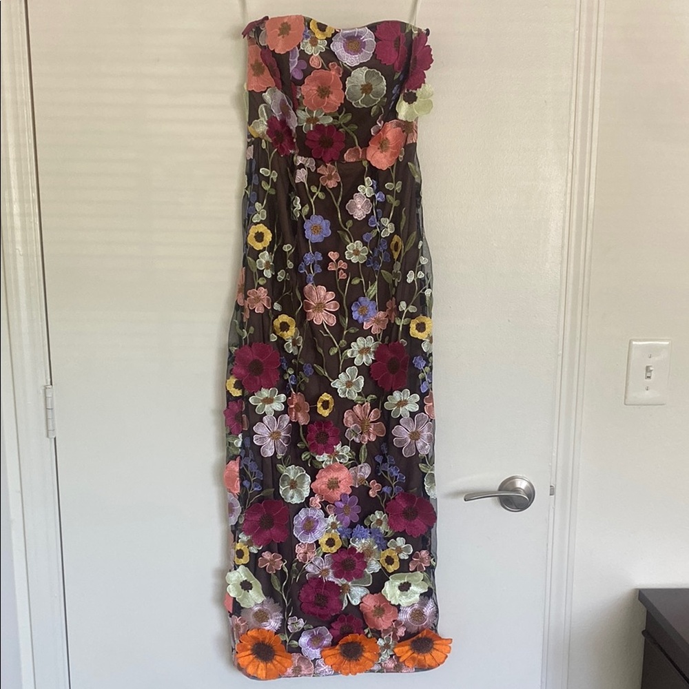 NWOT Wolddress Floral Appliqué Strapless Gown